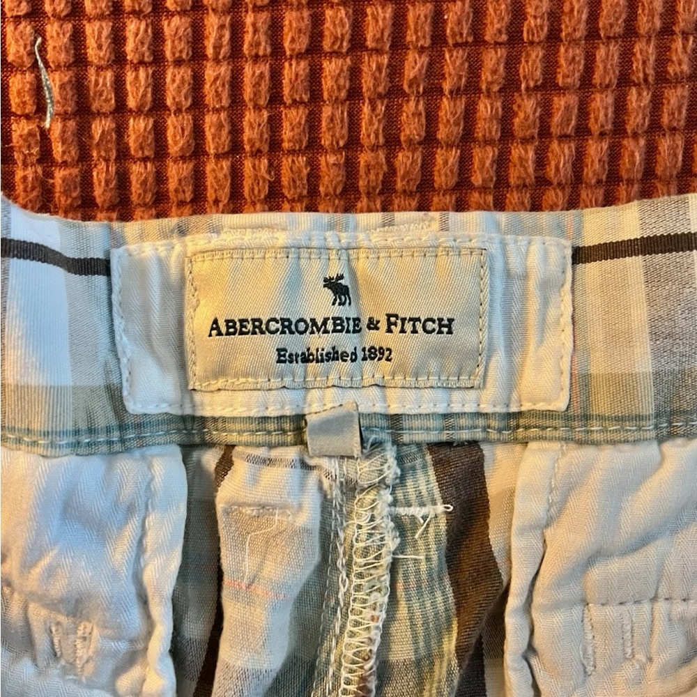 Abercrombie & Fitch Tan and Gray Cargo Shorts Relaxed Fit - Picture 3 of 3